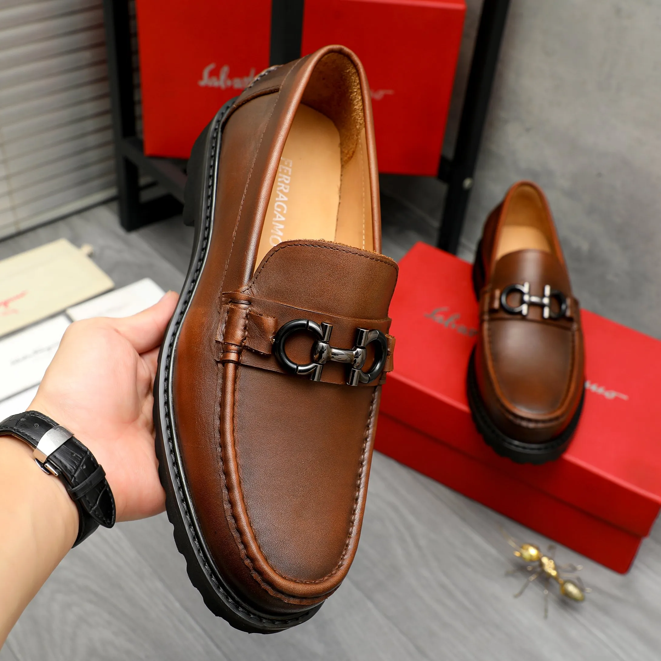 Men's shoes 💰442 Product trademark: Ferragamo "Ferragamo" business formal leather shoes Regular size: 38-46 (45.46 custom-made and non-returnable) Product materials: Selected color-brushed cowhide upper, cowhide lining, non-slip rubber outsole
